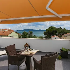 https://apartments-enatoni.hotels-in-trogir.com
